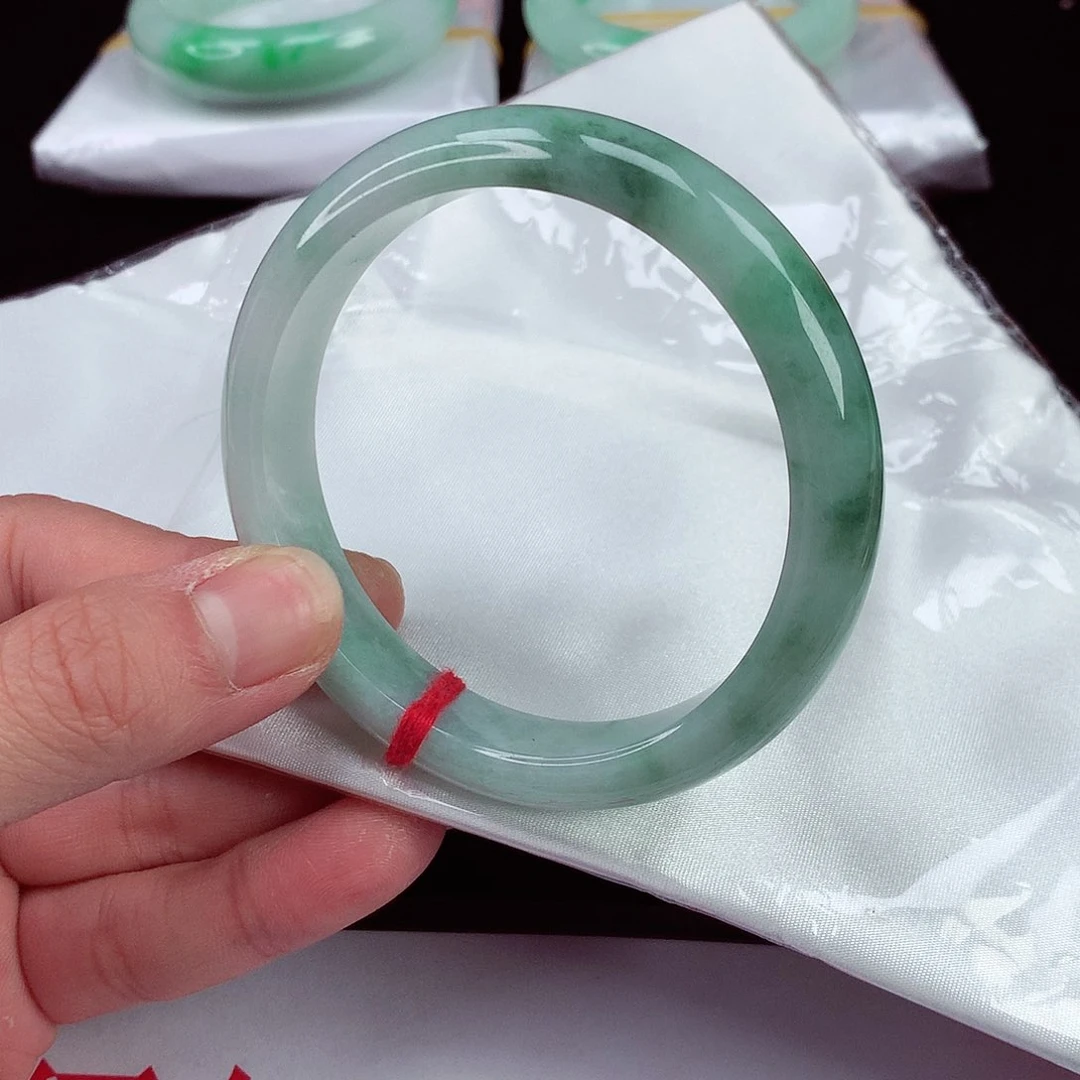 翡翠手镯未镶嵌翡翠