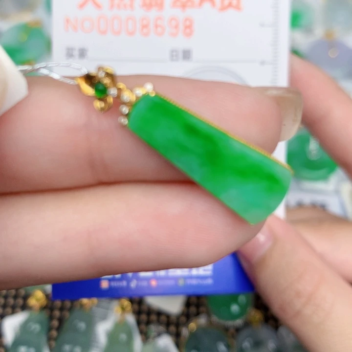 刘***)颈饰18K金镶嵌翡翠无事牌