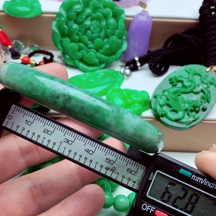 翡翠未镶嵌手镯…．．