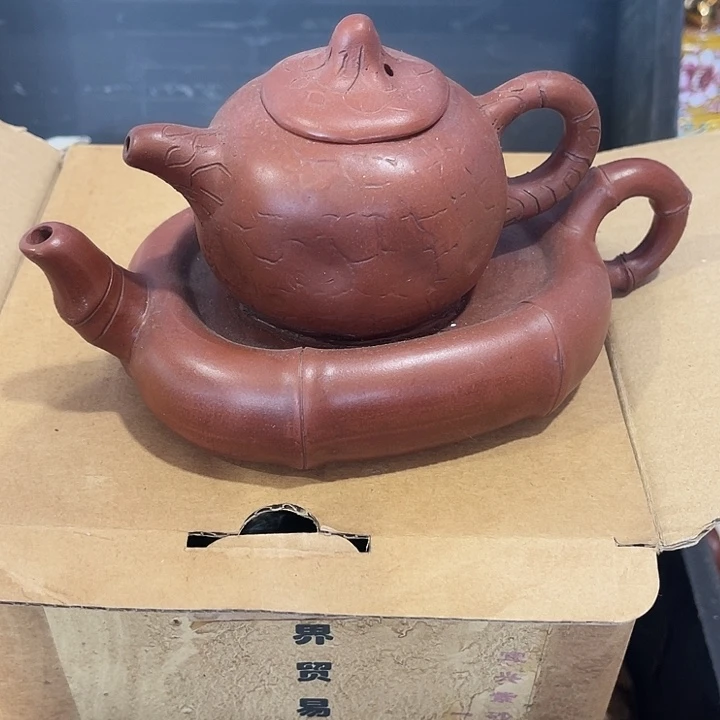茶壶紫泥原矿泥料手工制作的一把紫砂壶。