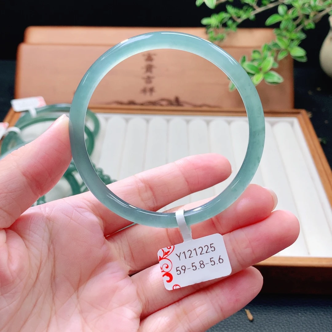 未镶嵌手镯（圆镯）翡翠