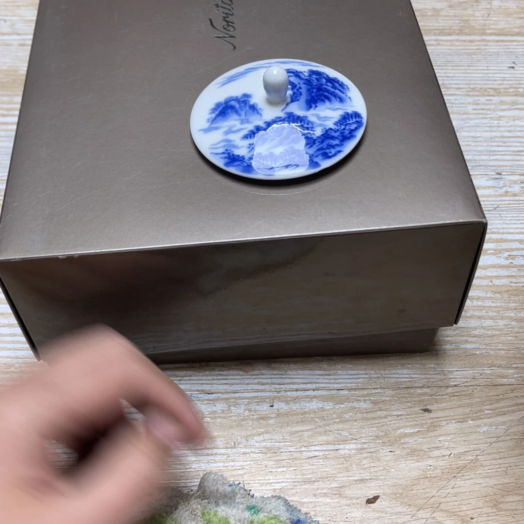 瓷片降***掌密密麻麻地排列着一个