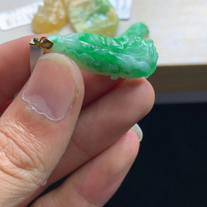 翡翠未镶嵌颈饰吊坠