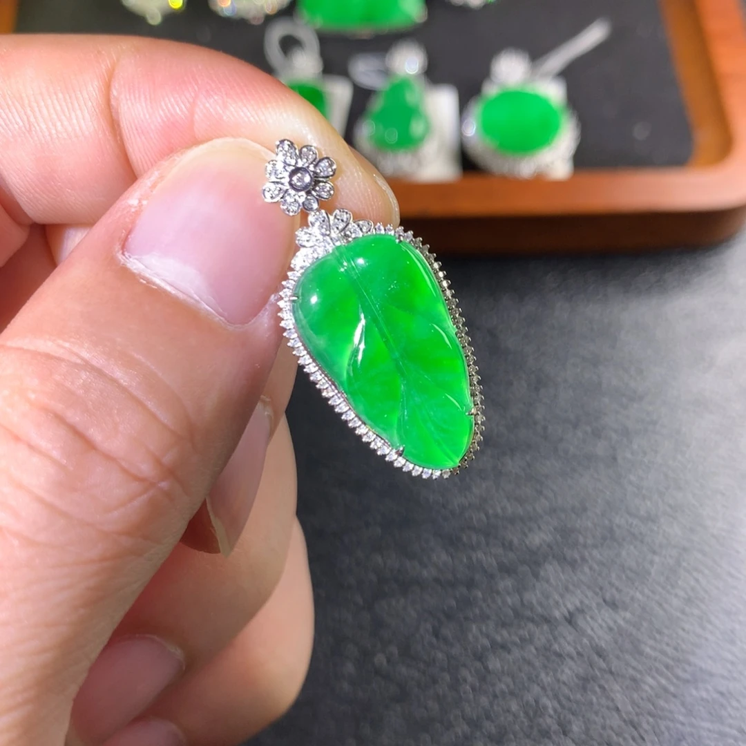 翡翠18K金镶嵌颈饰翡翠