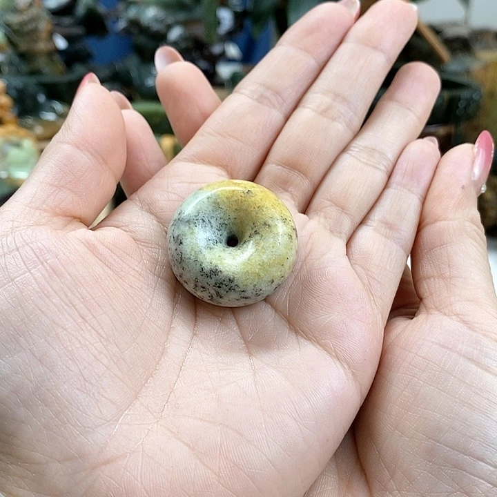 透闪石质玉颈饰未镶嵌
