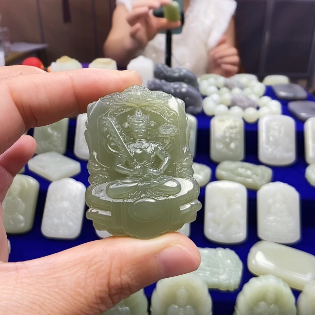 和田玉未镶嵌颈饰踏**梅