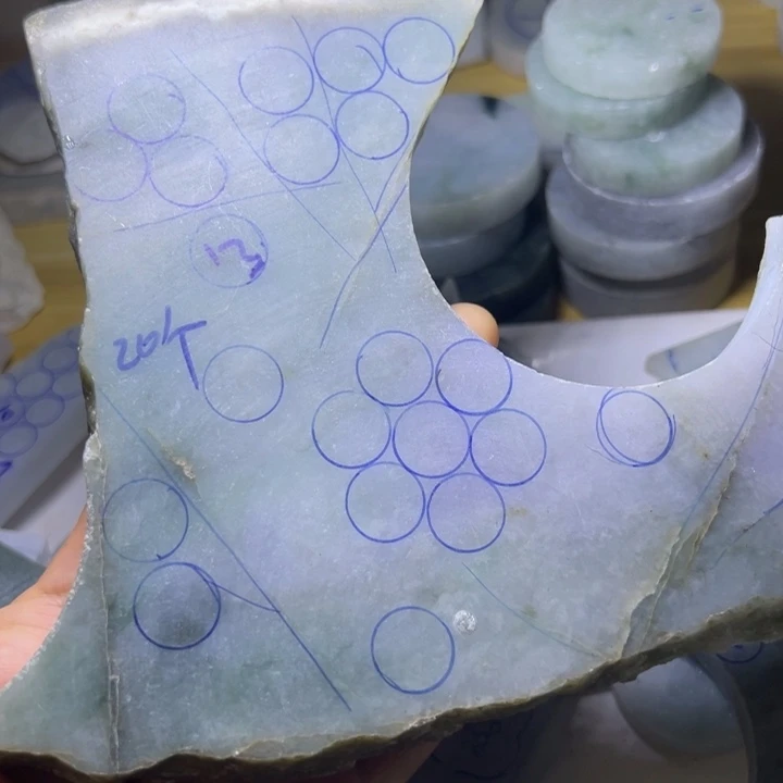 翡翠未镶嵌颈饰善**己