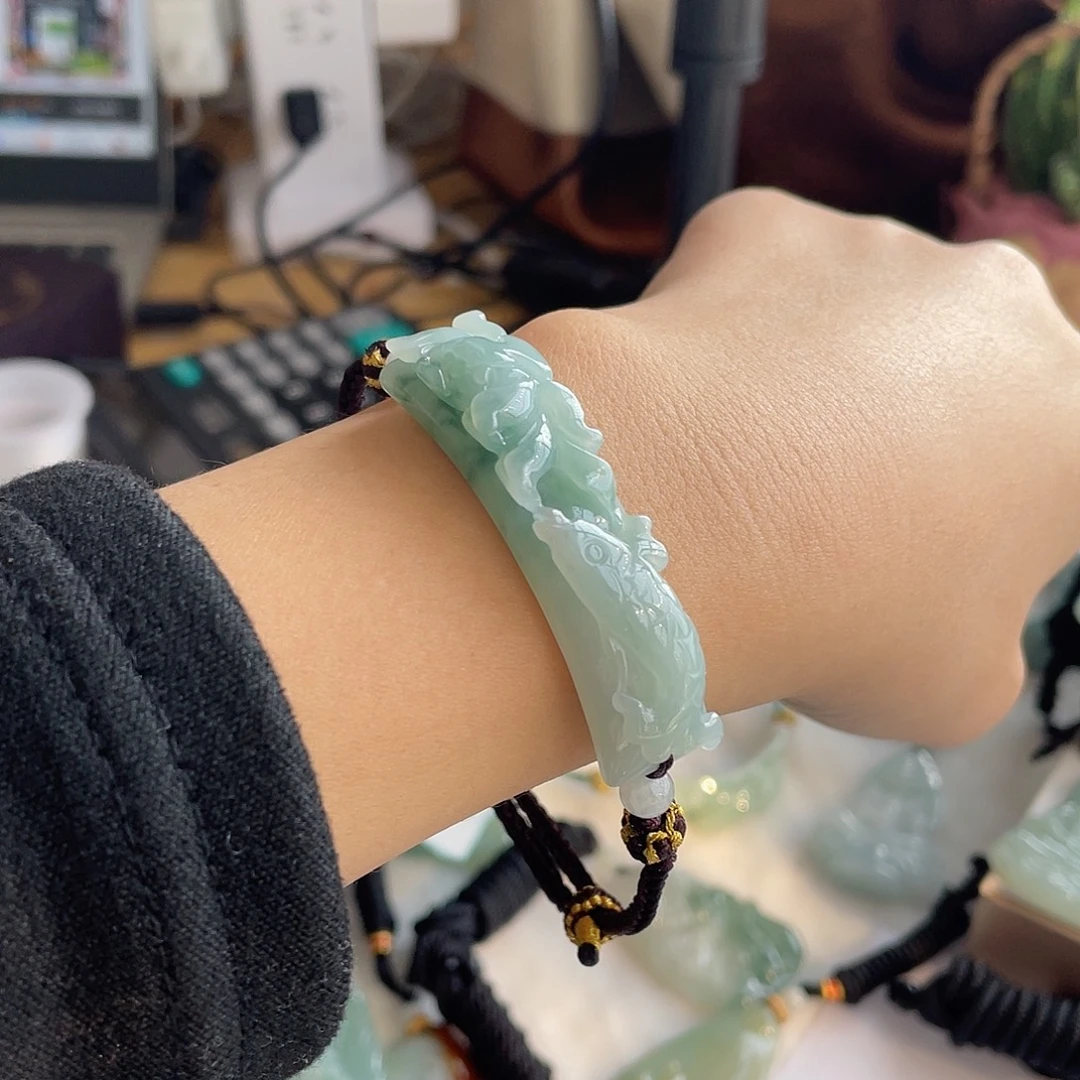 翡翠未镶嵌颈饰荷花鱼手牌