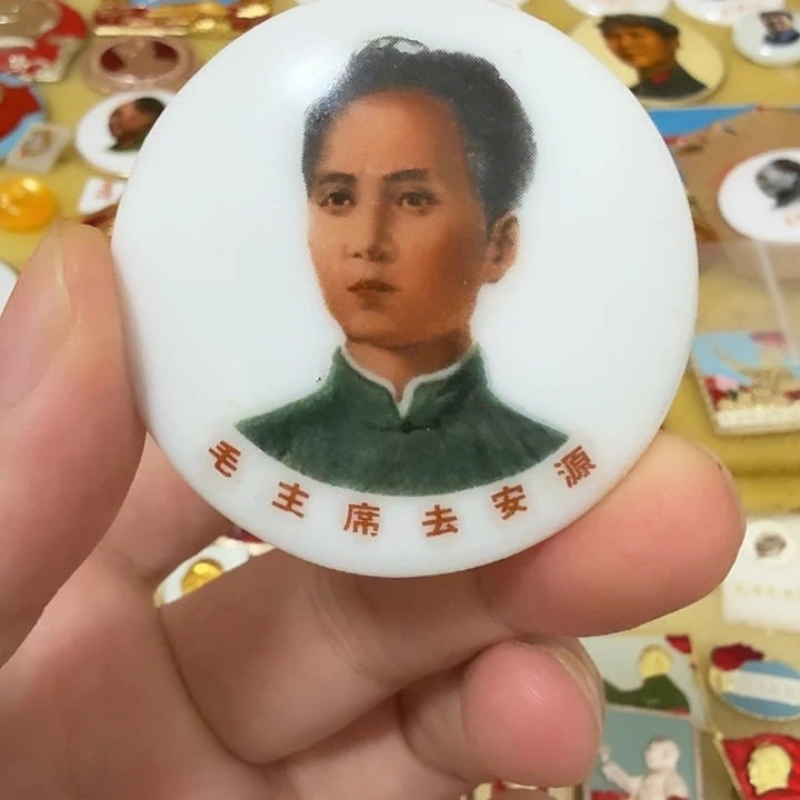 金****其他普通金属毛爷爷像章，万岁