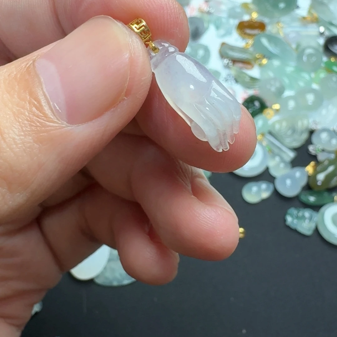 翡翠18K金镶嵌颈饰小佛手