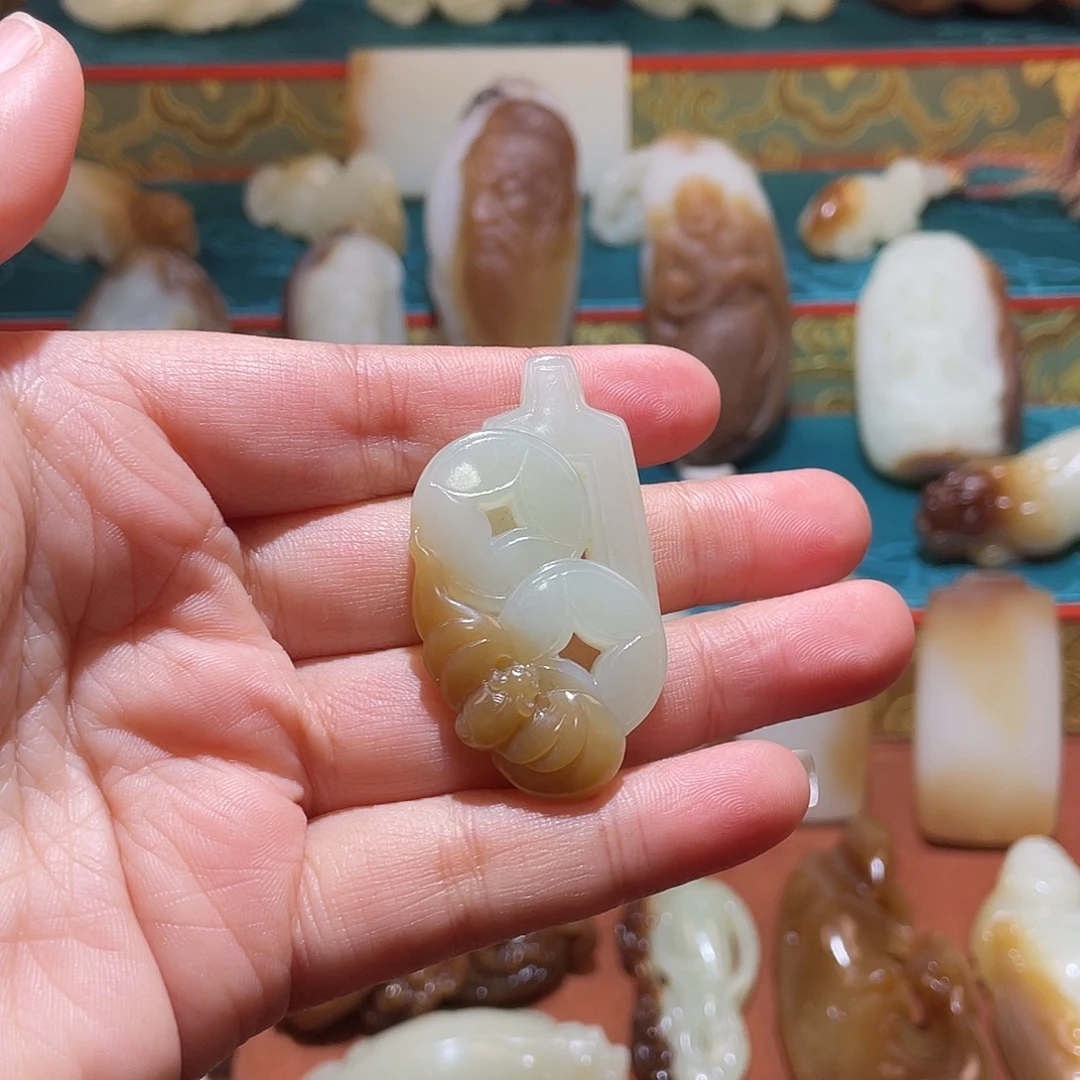 和田玉未镶嵌颈饰金山糖白福在眼前