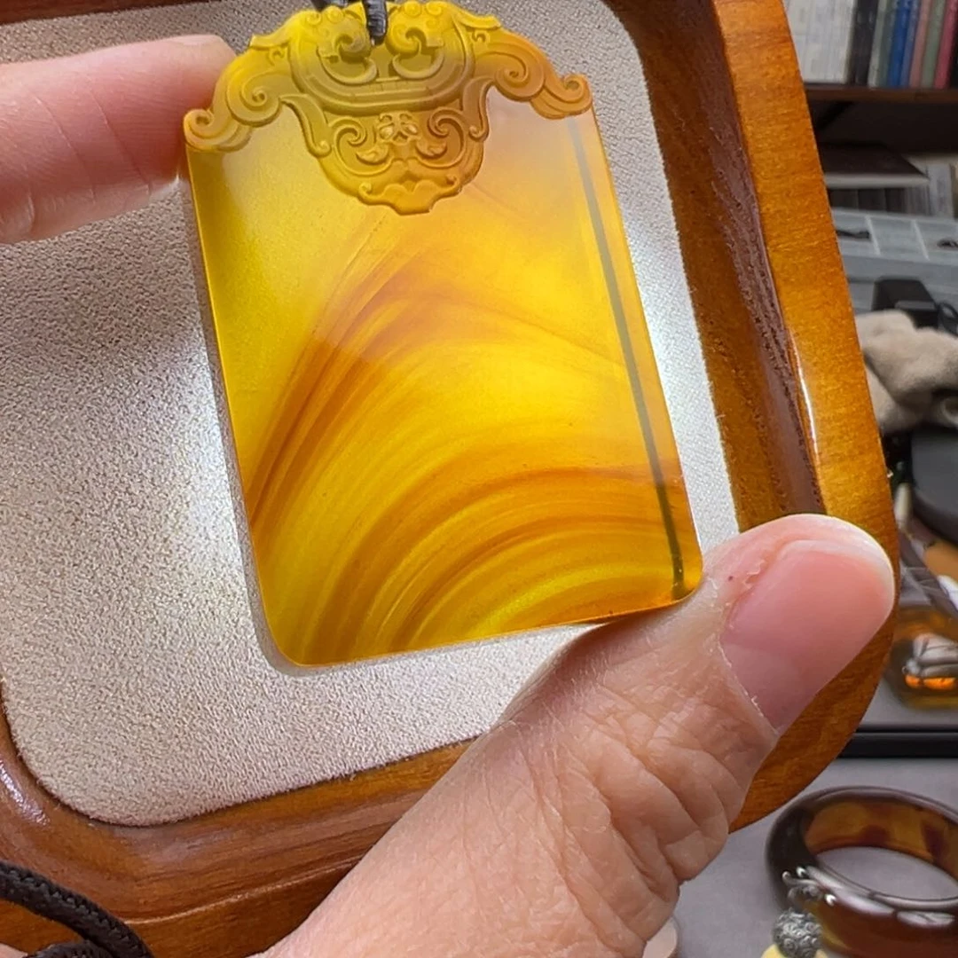 琥珀颈饰未镶嵌龙凤护主