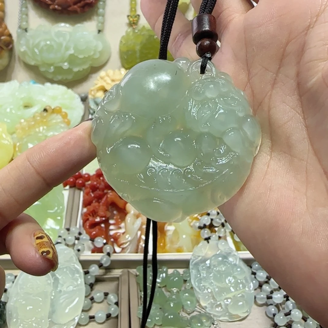 未镶嵌蛇纹石玉吊坠