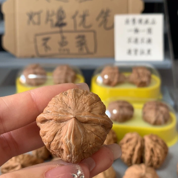 仌***文玩核桃吊坠异形单只，有瑕疵