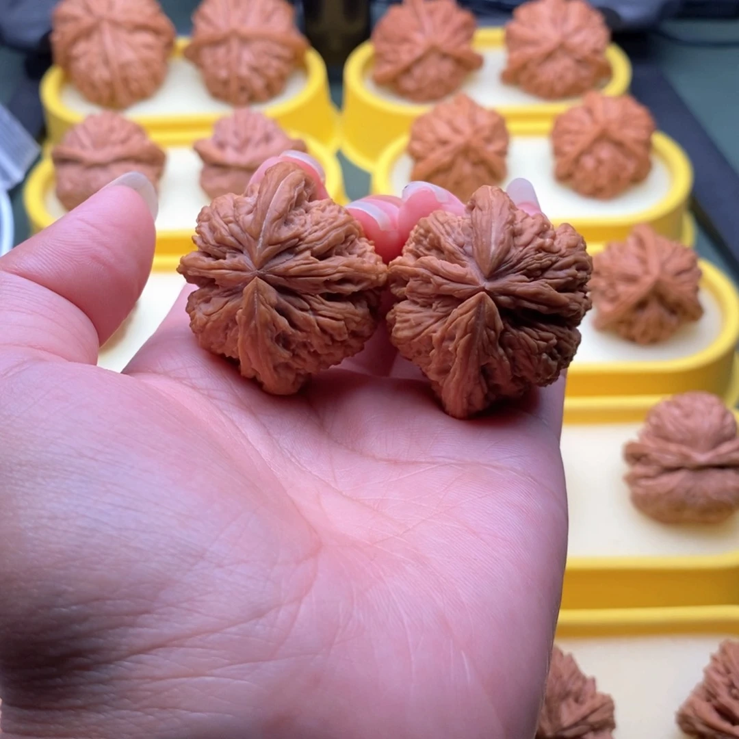 文玩核桃吊坠南疆石三棱犀牛角