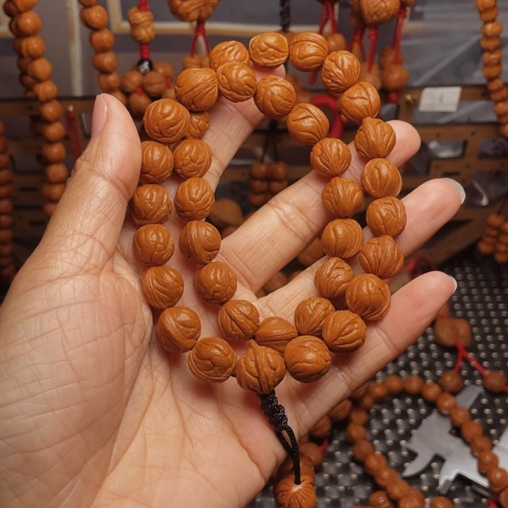 一***秋木质类龙纹桃枭挂件