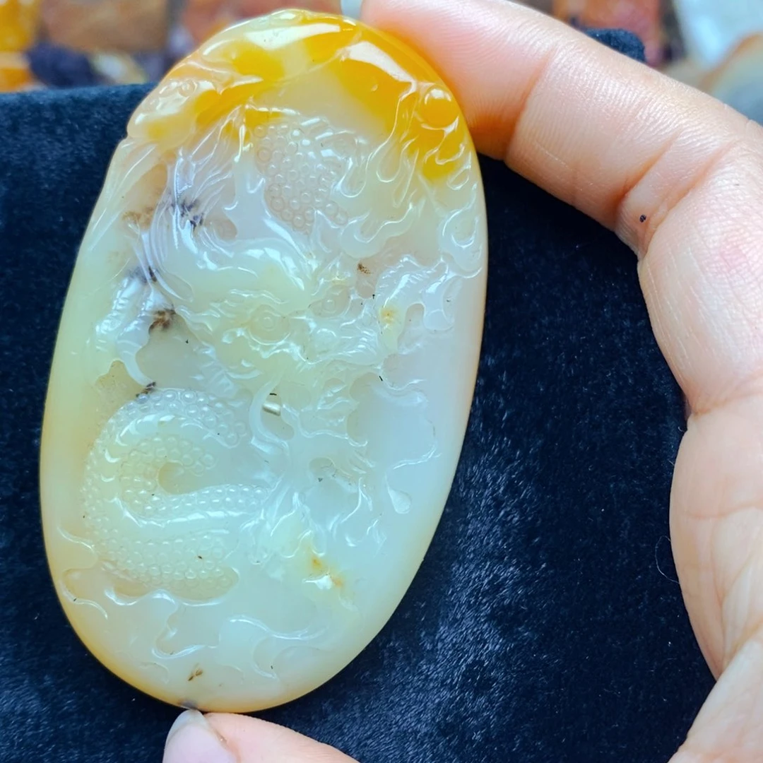 未镶嵌石英质玉（黄龙玉）颈饰