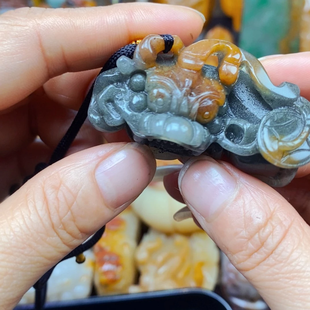 石英质玉（黄龙玉）未镶嵌颈饰