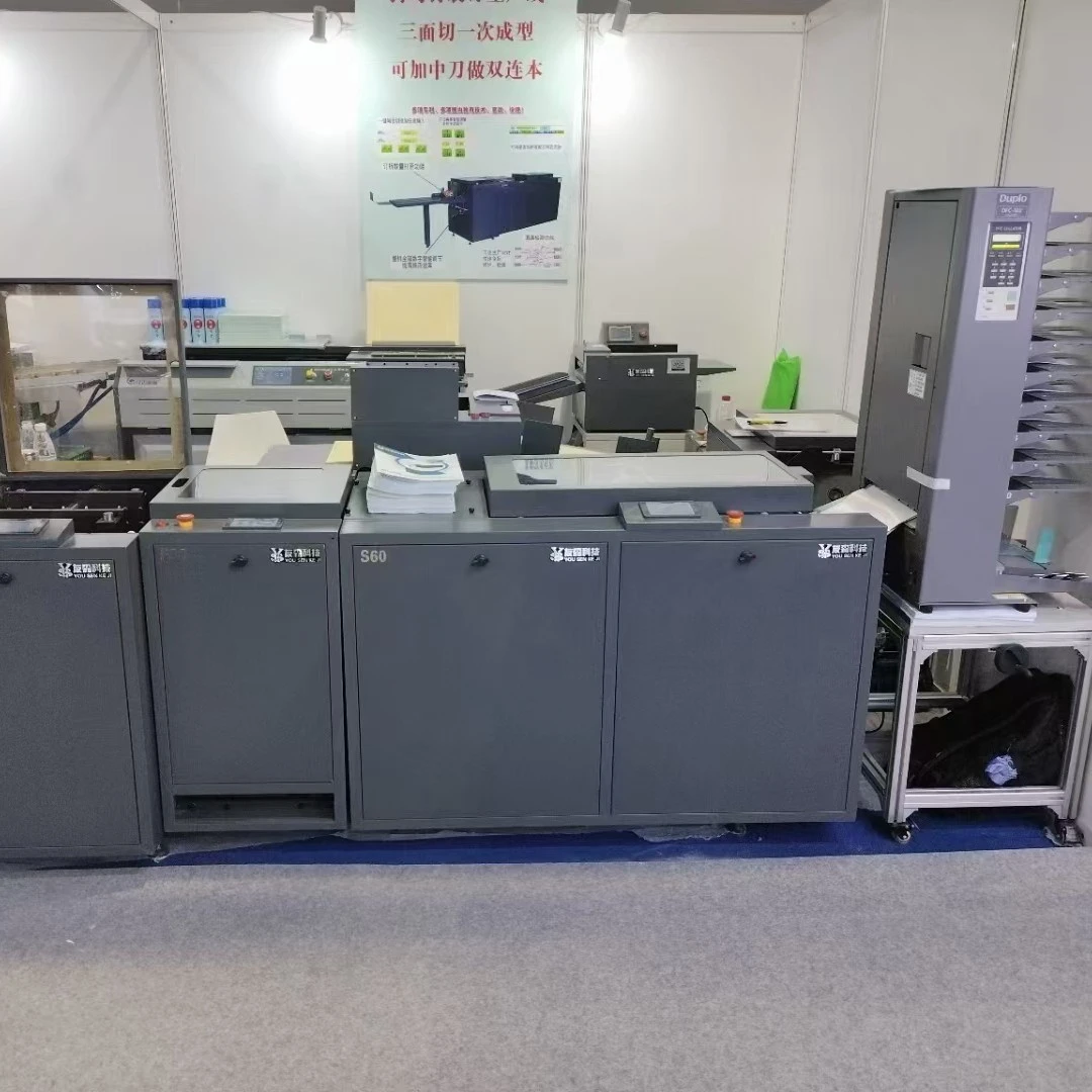 配页+铁丝骑马订订折+三面裁切，配订折切连线完成小册子的装订。