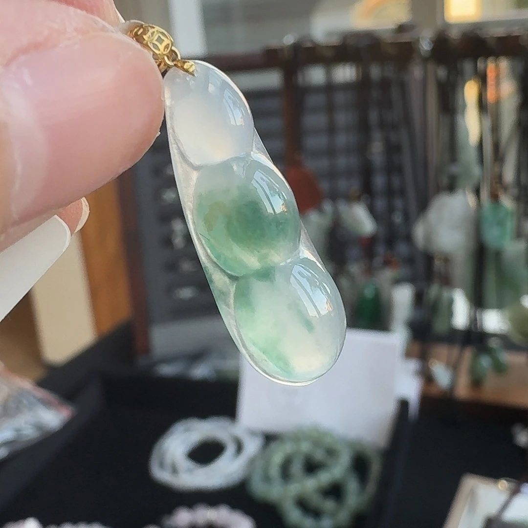 翡翠未镶嵌颈饰炸光飘花豆