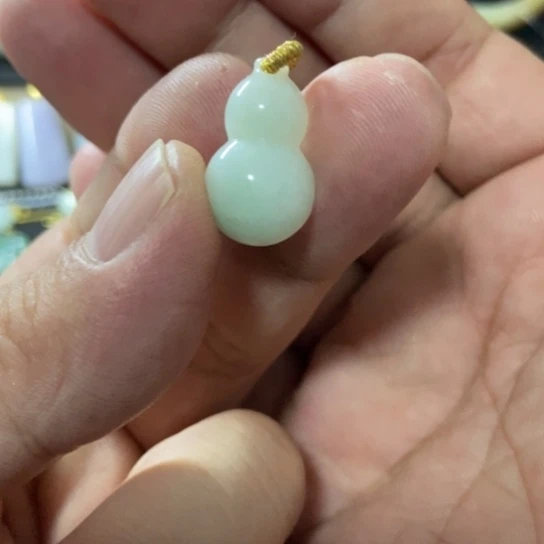 翡翠未镶嵌颈饰葫芦