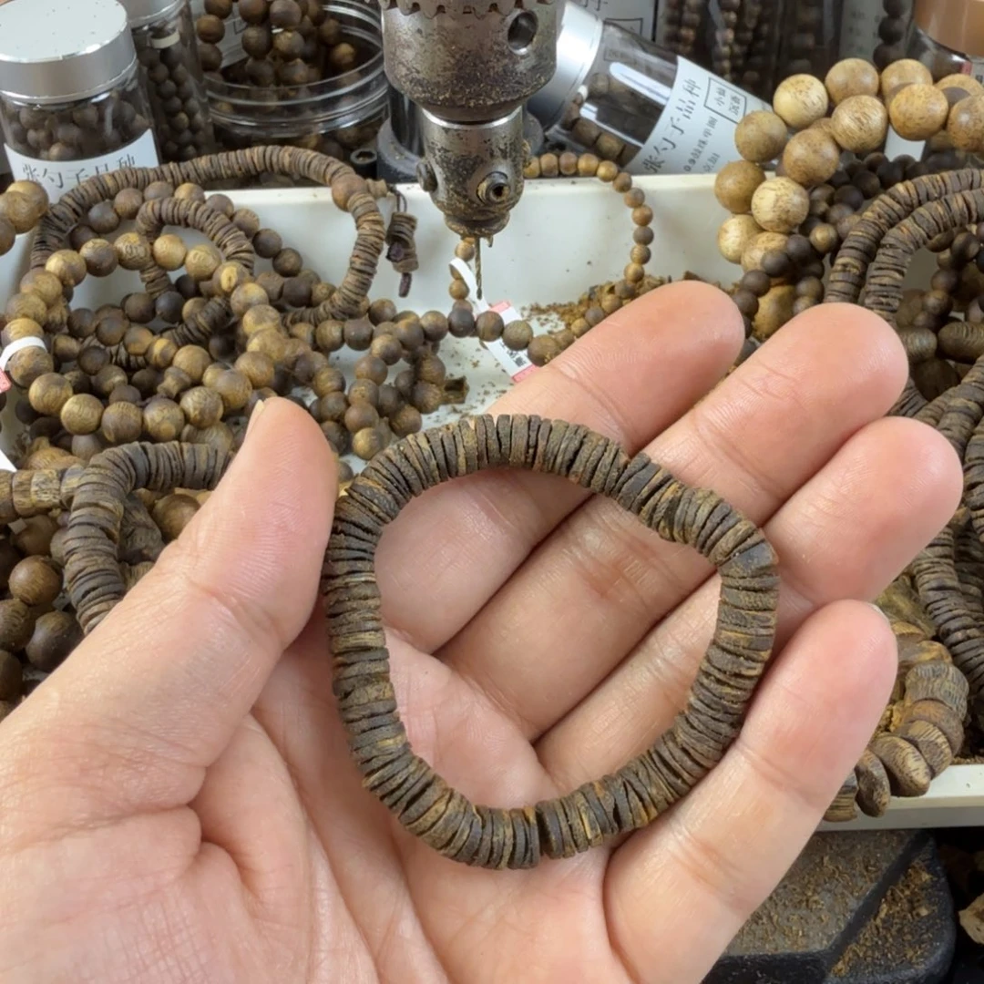 沉香沉香碎屑沉水级：奇楠沉香海南金沙叶品种卡8单圈片珠8克