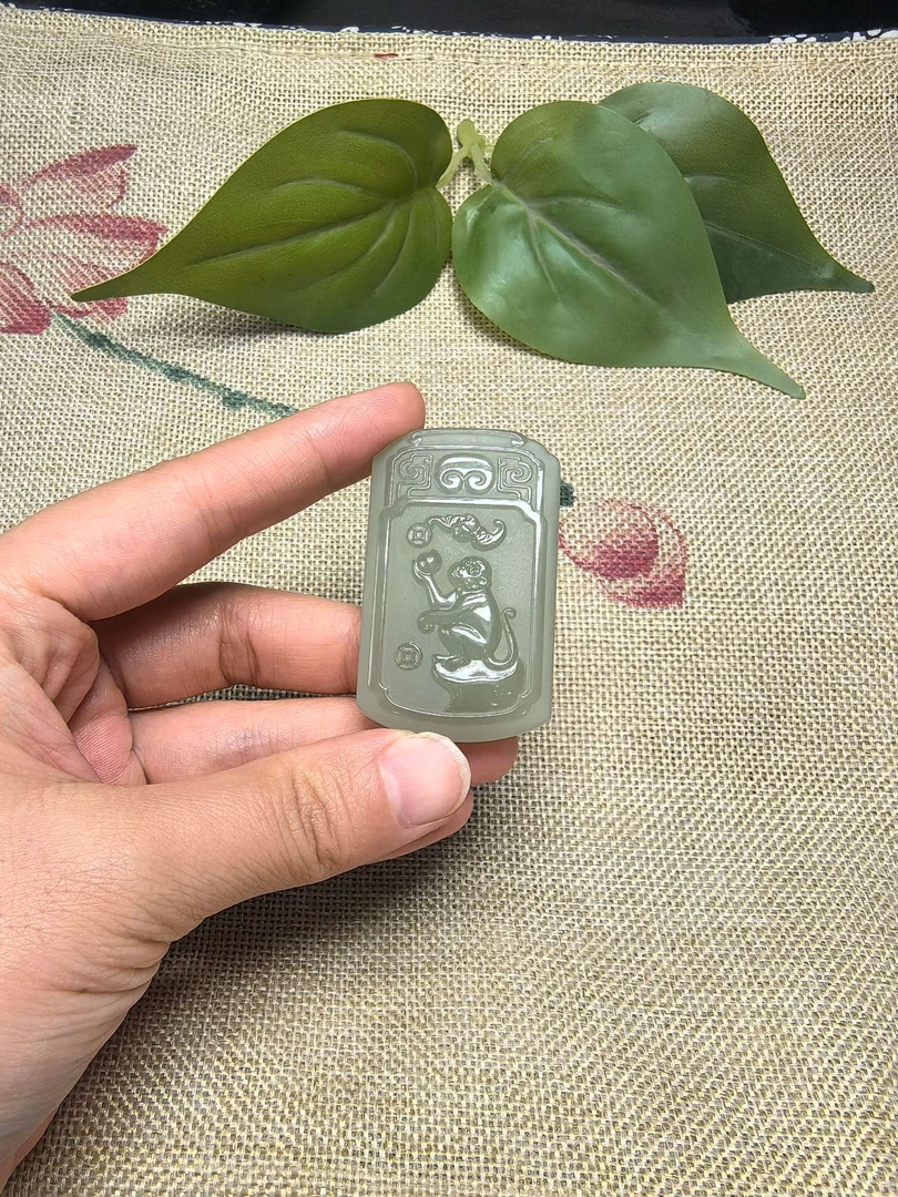天然和田玉十二生肖吊坠属相猴男女款精雕玉佩挂件时尚百搭饰品