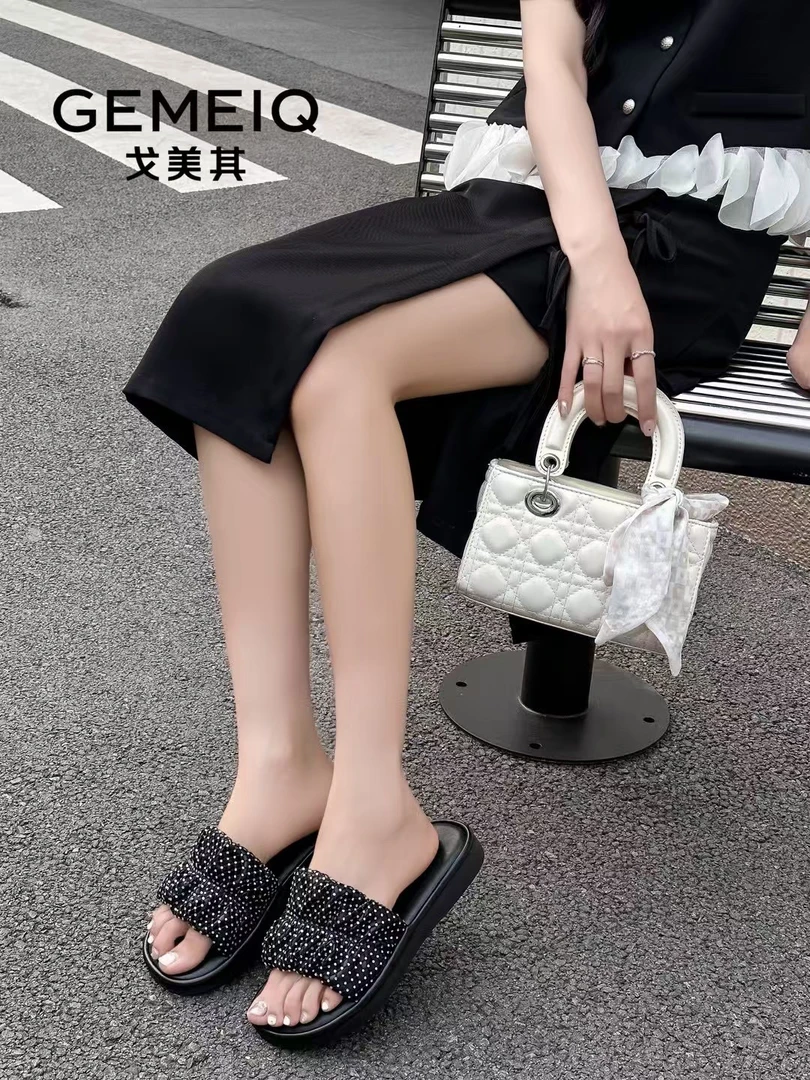 夏季休闲休闲钻圆头沙滩鞋百搭气质女鞋平底凉鞋一字拖