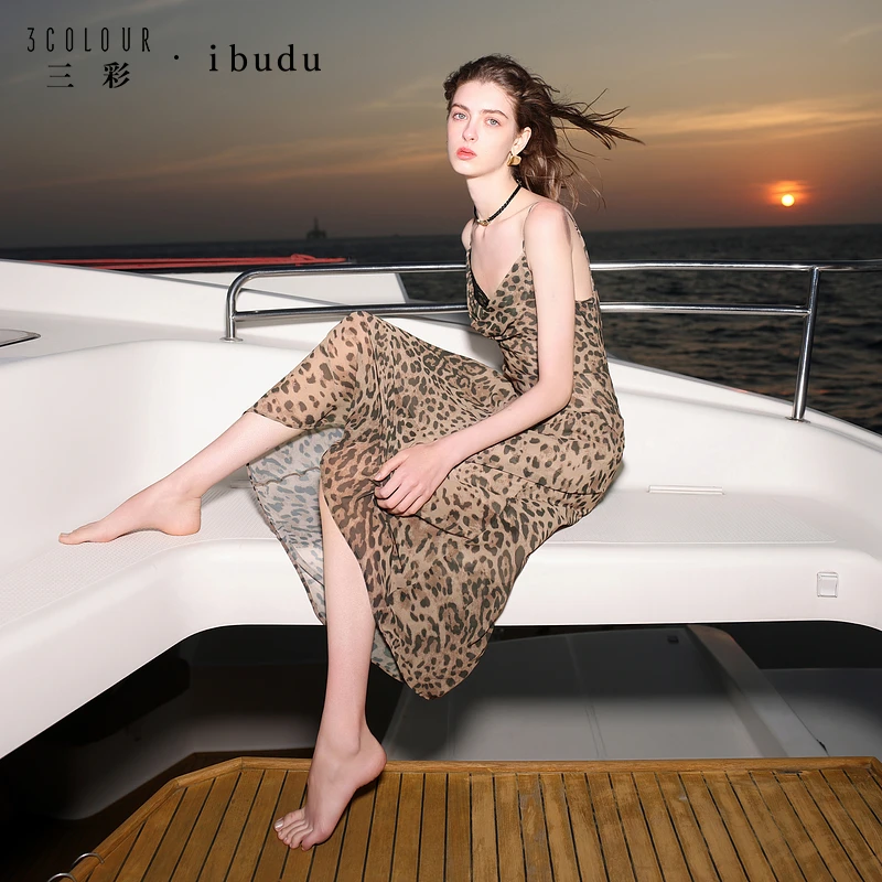 三彩ibudu2025夏季新款豹纹吊带裙蕾丝花边荡领连衣裙长裙女