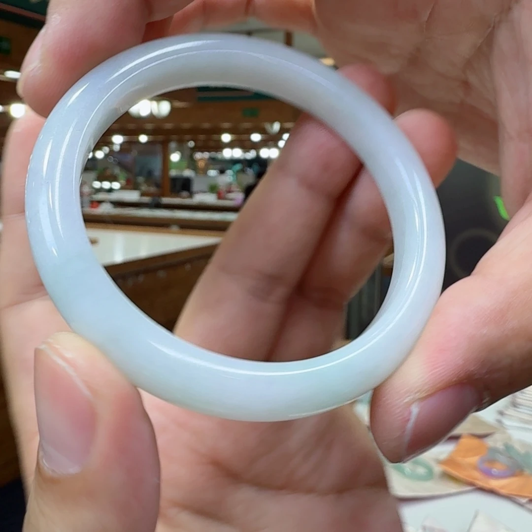 翡翠手镯未镶嵌翡翠