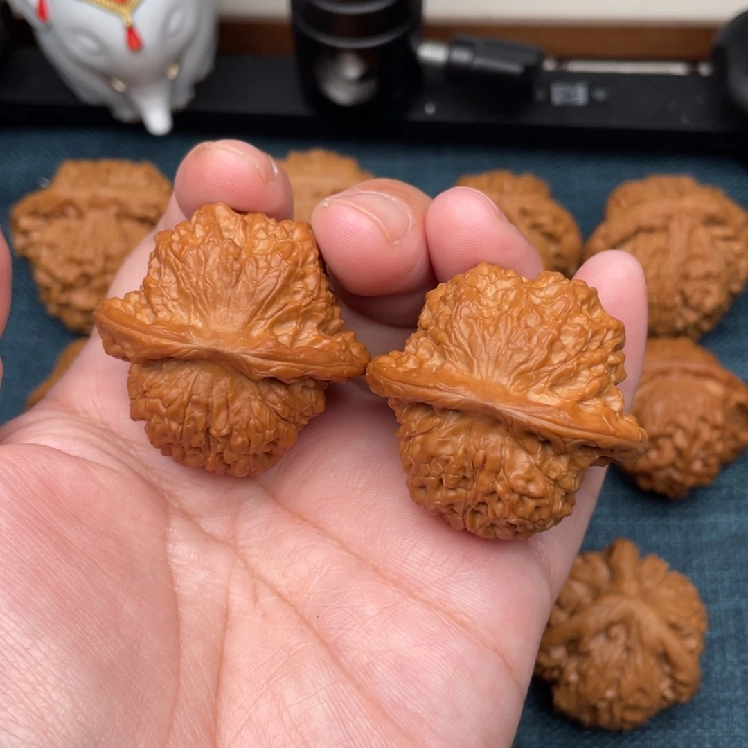文玩核桃把件全品红皮血麒麟41