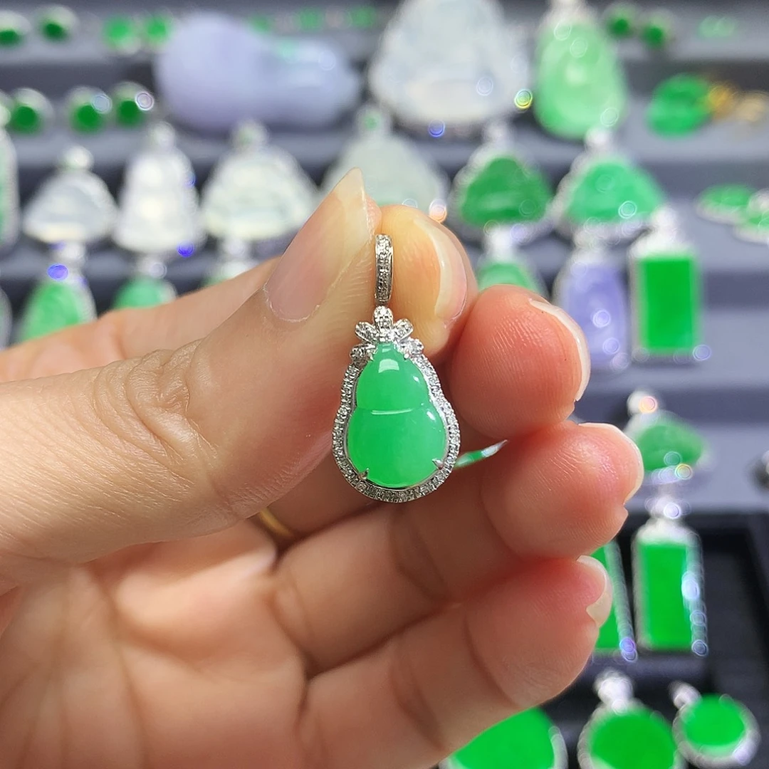 翡翠18K金镶嵌颈饰吊坠