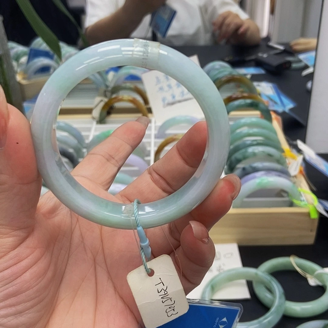 翡翠手镯未镶嵌手镯