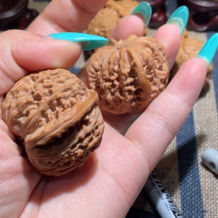 罗***斯文玩核桃吊坠白狮子