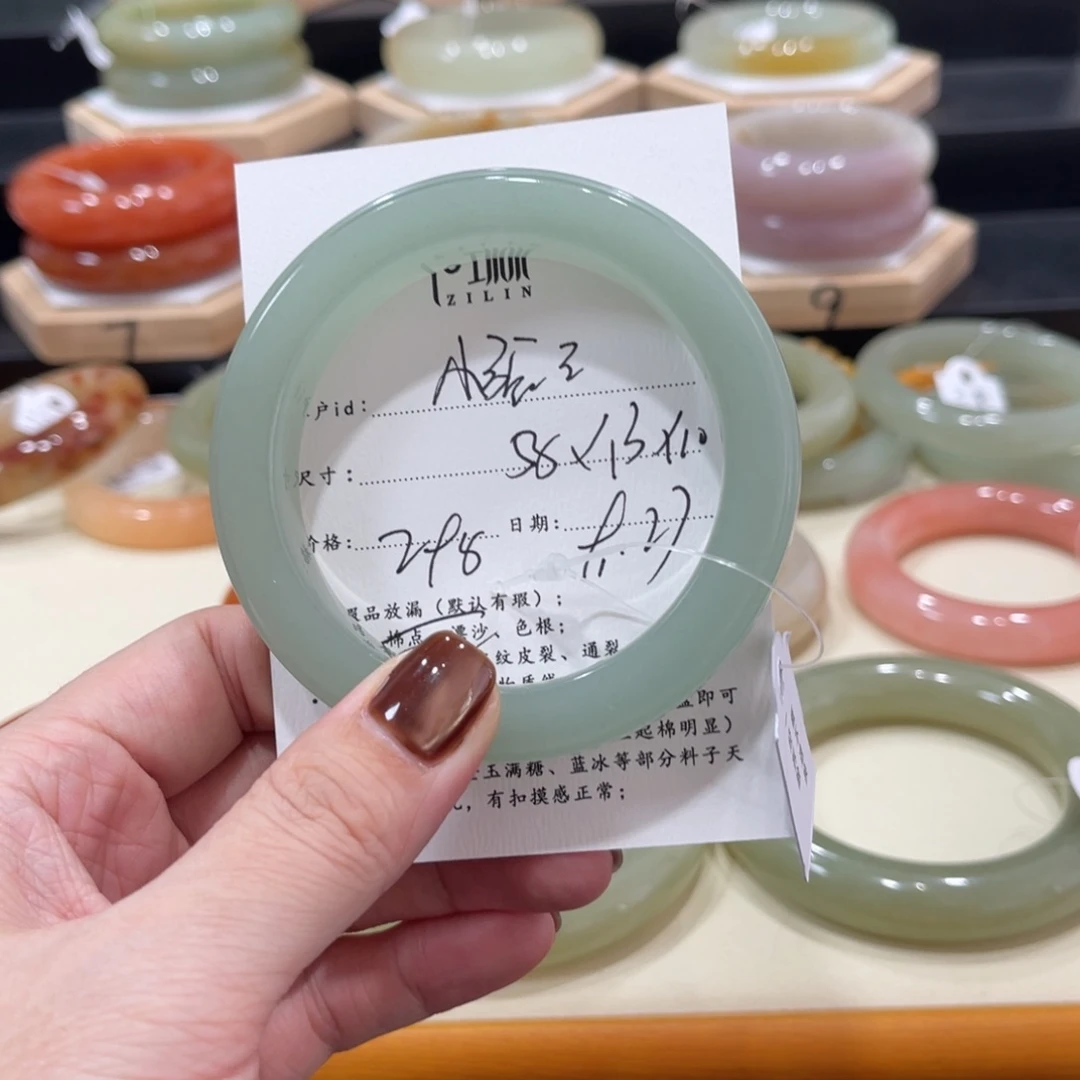 未镶嵌手镯石英质玉小**?
