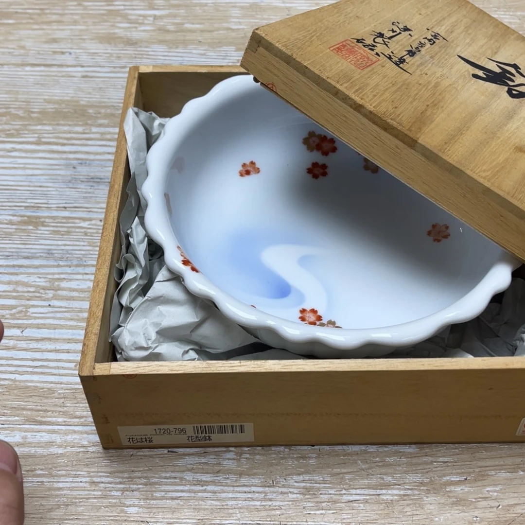 瓷片郫****莓密密麻麻地排列着一个
