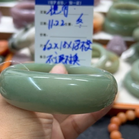 挽***月石英岩玉未镶嵌手镯