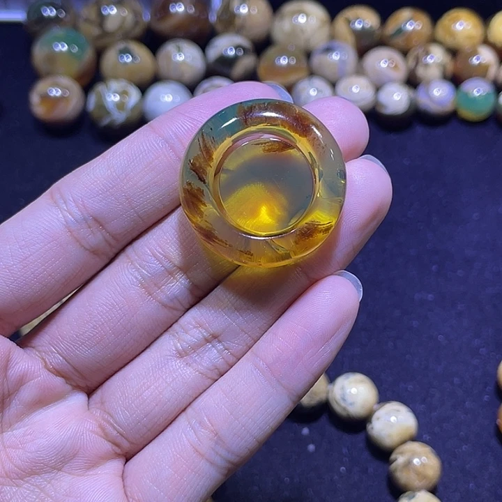 琥珀未镶嵌裸石植物特色