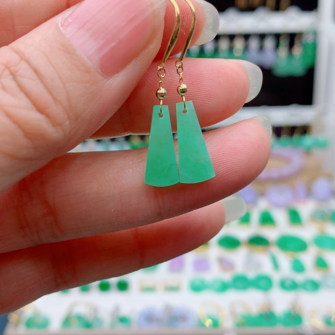 翡翠18K金镶嵌耳饰的