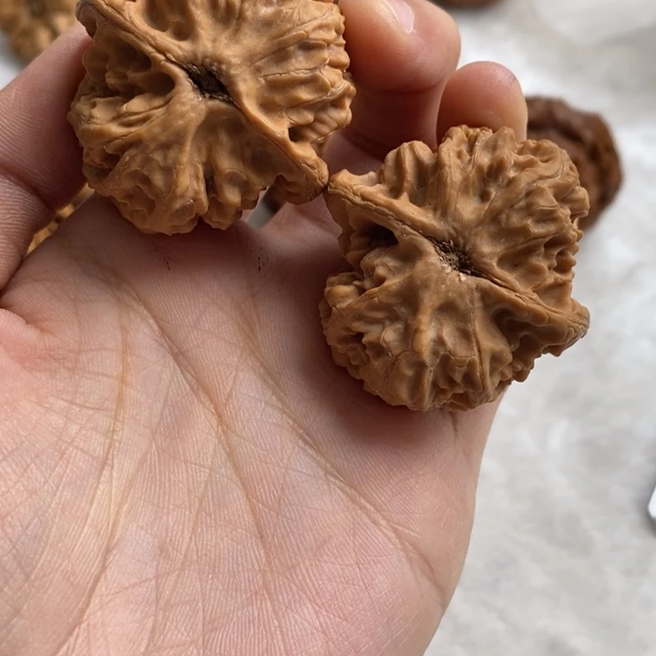 文玩核桃吊坠山***呀梨木台