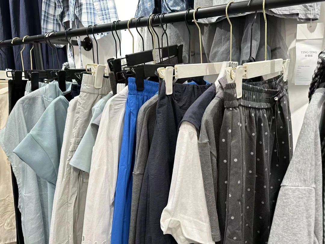 店铺随机衣服一件