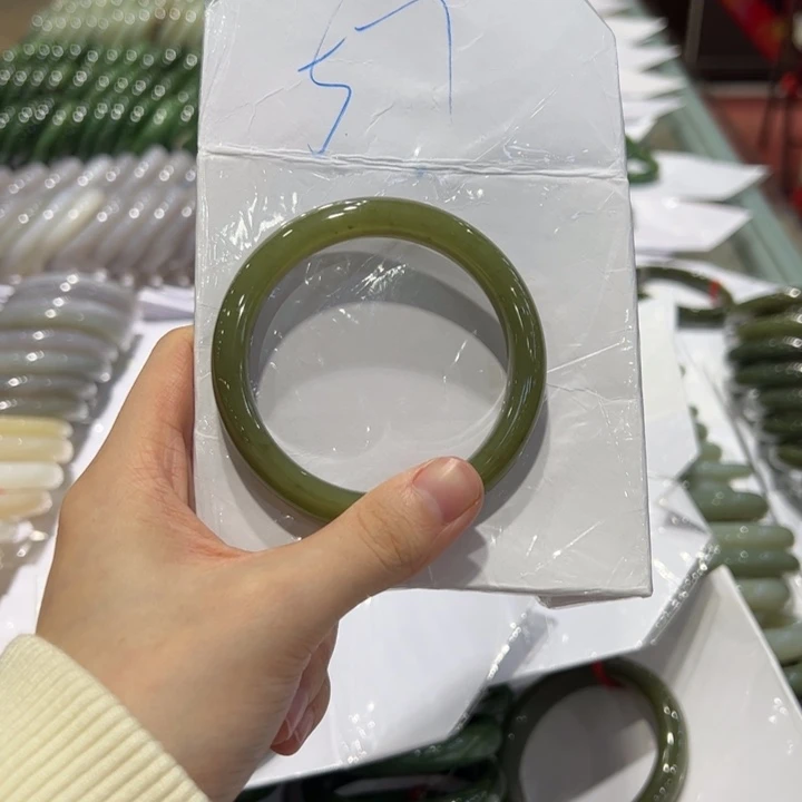 S***耳和田玉未镶嵌手镯