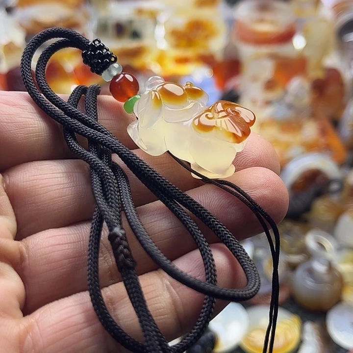 李***凤玛瑙/玉髓未镶嵌颈饰