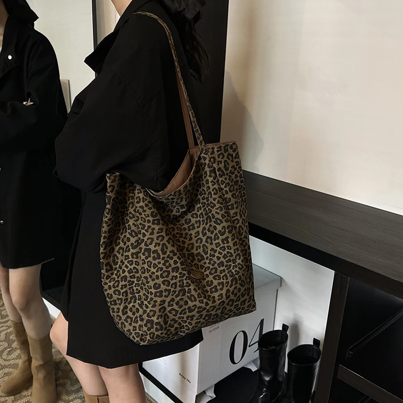 休闲松弛感大容量包包女2025新款春夏季帆布豹纹单肩包通勤托特包