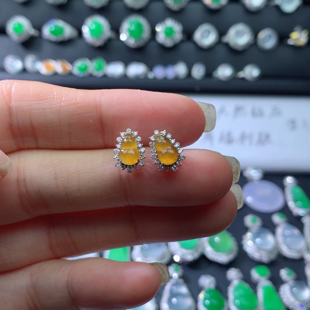 18K金镶嵌翡翠耳饰伴钻