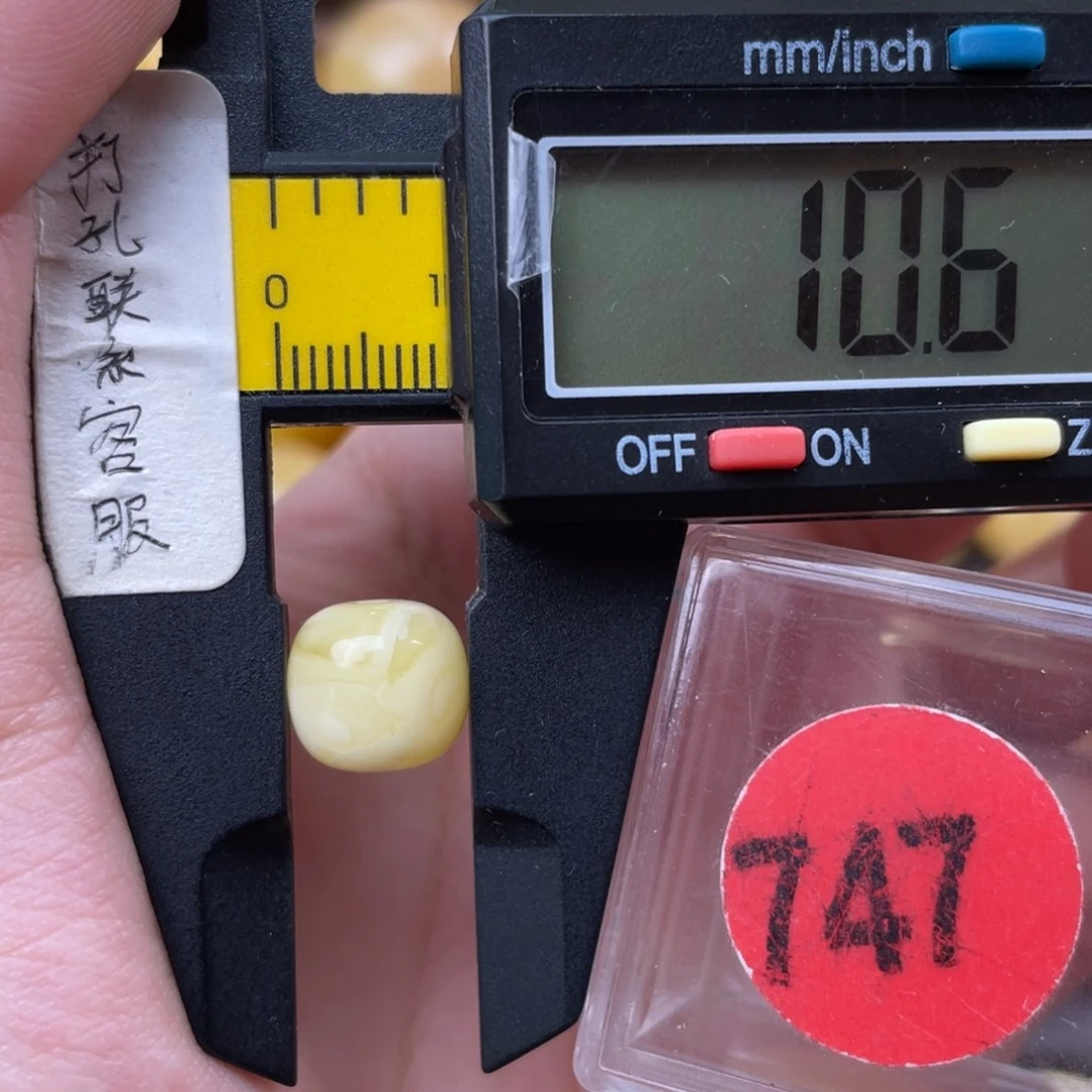 张***·蜜蜡未镶嵌珠宝奇石
