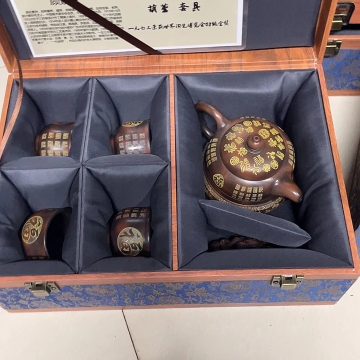 紫砂茶壶原矿泥料手工制作的一把紫砂壶。