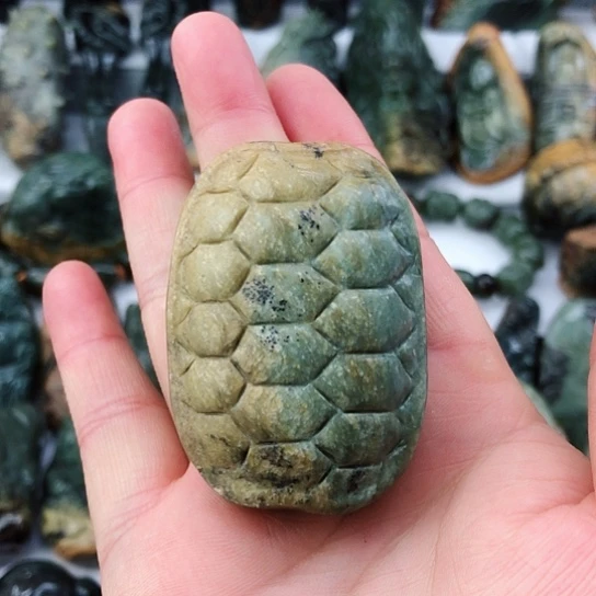 未镶嵌岫岩河磨玉（透闪石质玉）把件