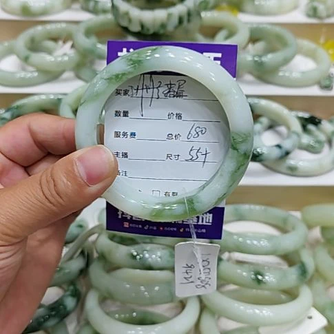珊***迟未镶嵌透闪石-蛇纹石玉手镯