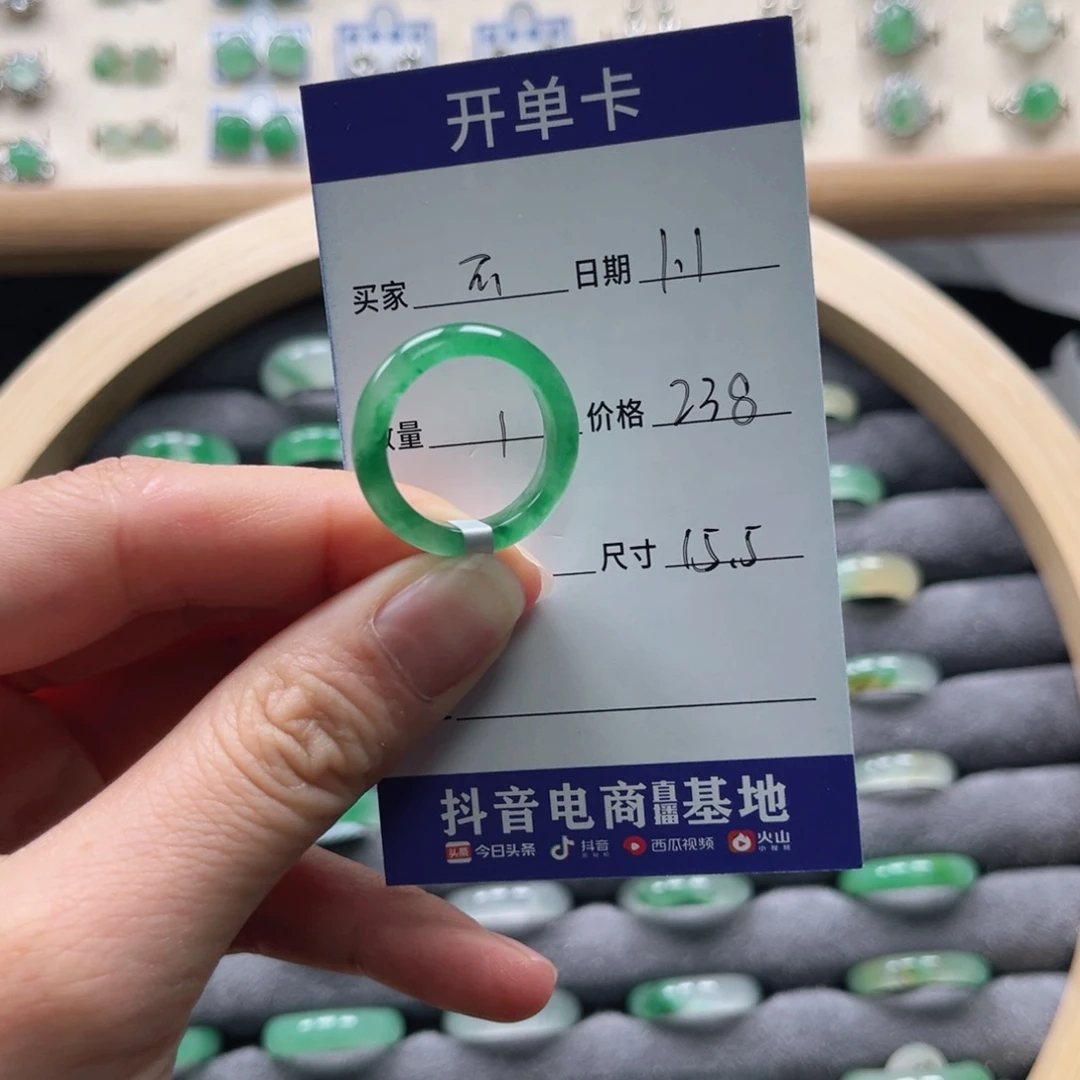 未镶嵌石英质玉戒圈不****?